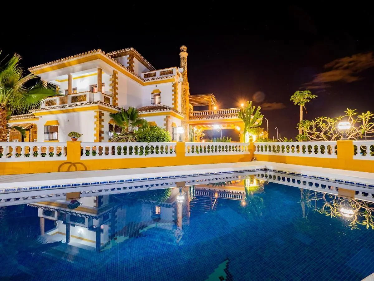 Cubo'S Villa Fina & Minigolf Included Malaga
